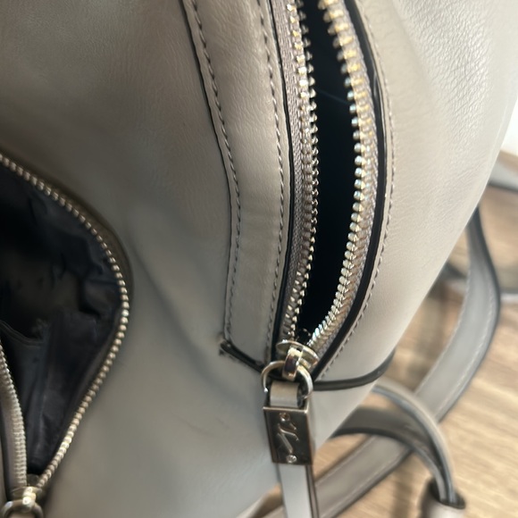 SIMPLY VERA VERA WANG MINI BACKPACK HANDBAG PURS IN GRAY COLOUR zipper closure - Picture 7 of 7